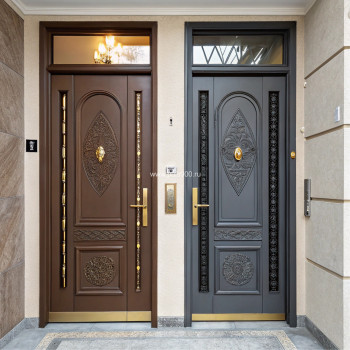 Металлическая входная дверь в частный дом коричневого цвета